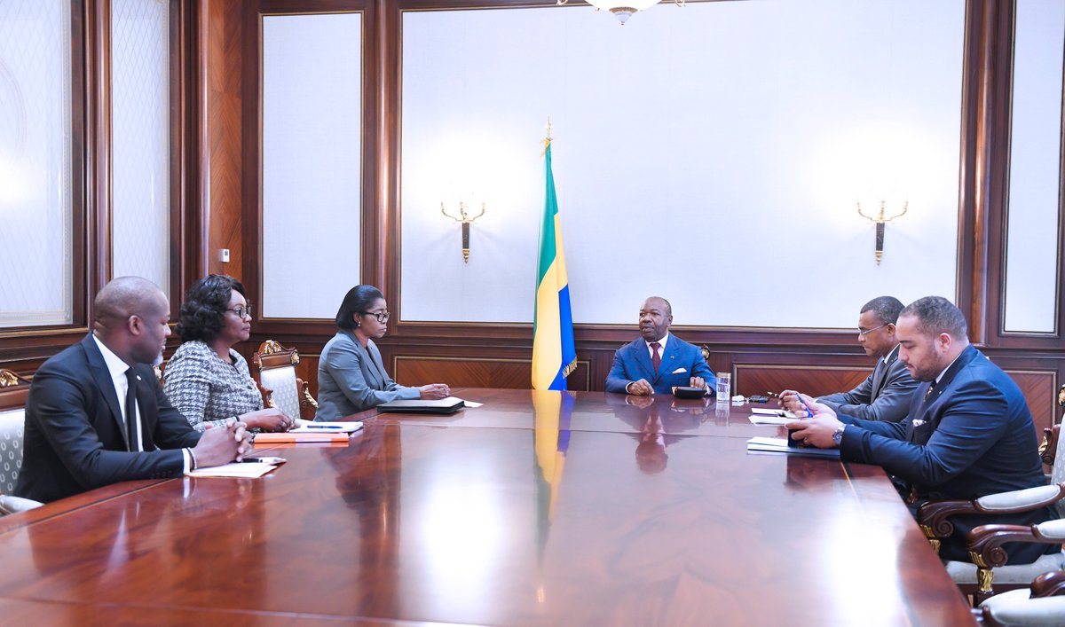 Ce jour, le <a href="/PresidentABO/">Ali Bongo Ondimba</a> s'est entretenu avec le PM,  <a href="/OssoukaRaponda/">Rose Christiane Ossouka Raponda</a>, qu’accompagnait le Ministre du Budget, Mme Edith EKIRI MOUNOMBI. La séance de travail portait sur la problématique de l’insalubrité. 
#Gabon #AudiencePR
