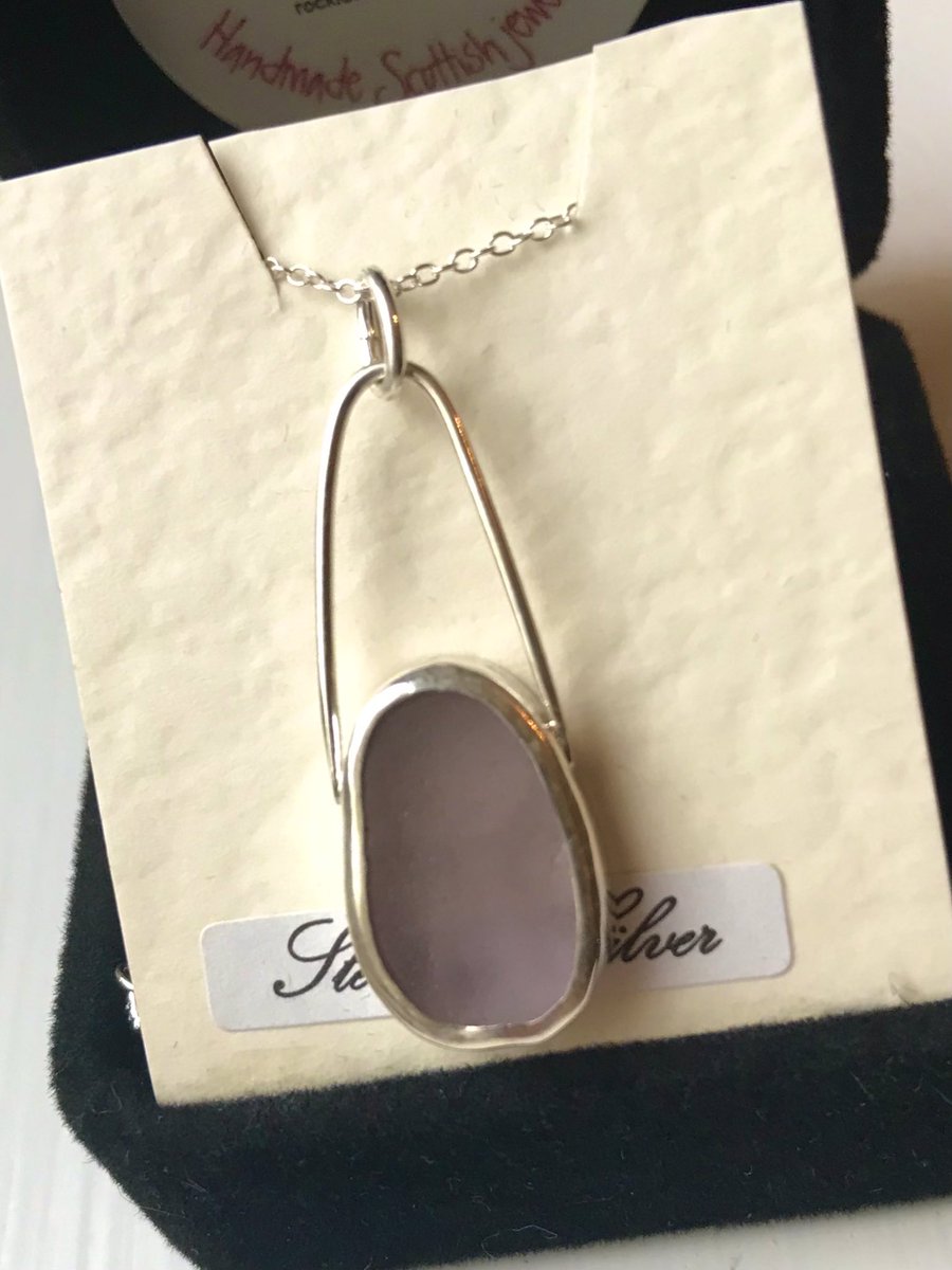 RockLobsterSea's tweet photo. The finished purple necklace! Really pleased with how it turned out, I’m sure my colleague will love it💜! Big thanks again to @Sara1964 for her kindness xx 
#CraftBizParty #handmadejewellery #CraftersUnite #helpinghand #wednesdaythought @CraftHourScot #CraftHourScot #gift https://t.co/UpyKRD10wG
