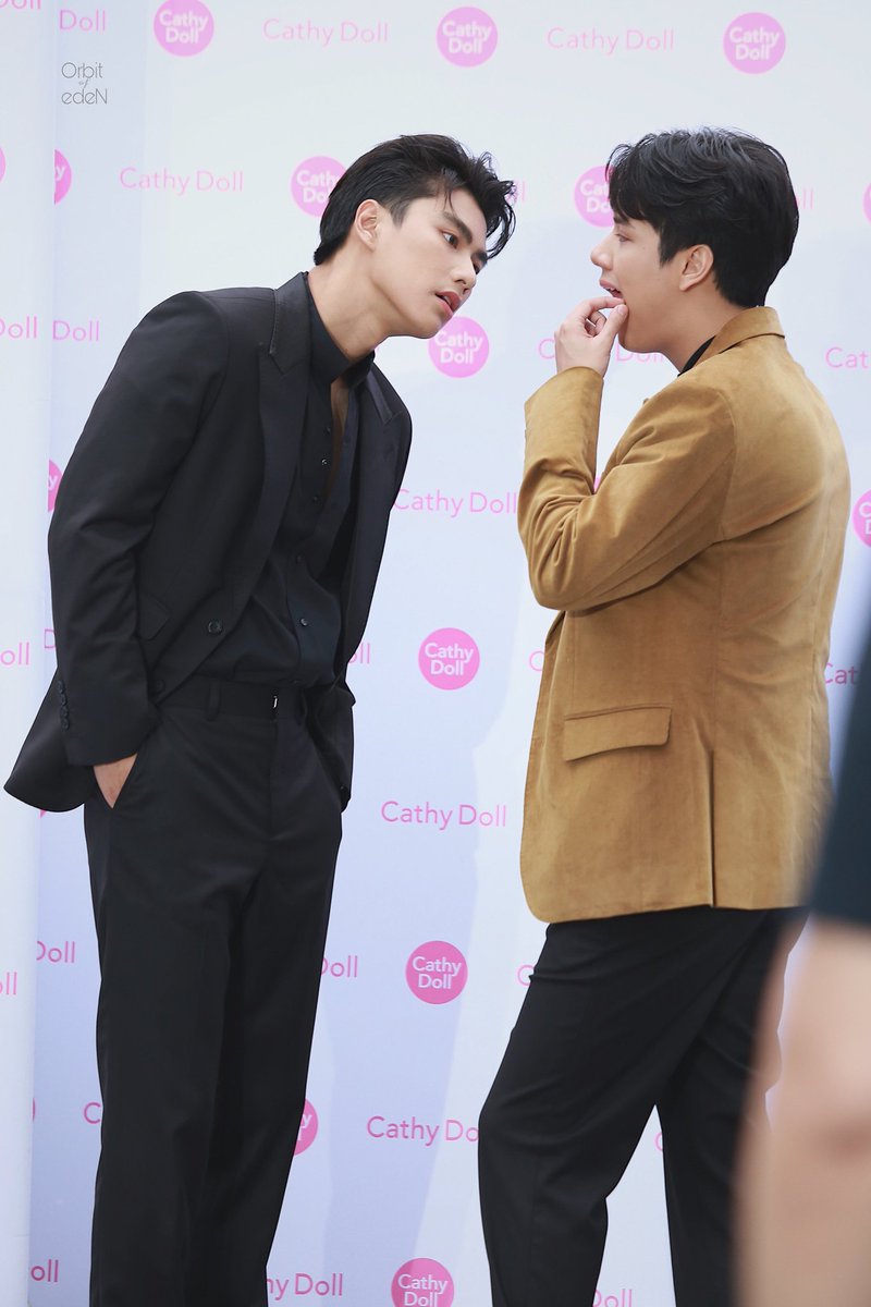 EstSuphaAmerica's tweet photo. Es lindo como se cuidan mutuamente🥺 
#โอมนนน #OhmNanon 
#ohmpawat #mynameisnanon https://t.co/JN9aPVs32O