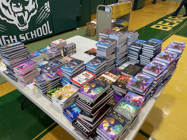 TraceyMagnet_CT's tweet photo. Over 40,000 FREE BOOKS for families at SATURDAY'S First Book event at NHS from 11am-3pm. Entertainment includes food trucks, a DJ, 5ive Fingaz, storytellers, inflatables, touch-a-truck, hockey demos with NY Rangers &amp; more! @AFTunion @FirstBook #ReadingOpensTheWorld https://t.co/ftQCCjLJOd