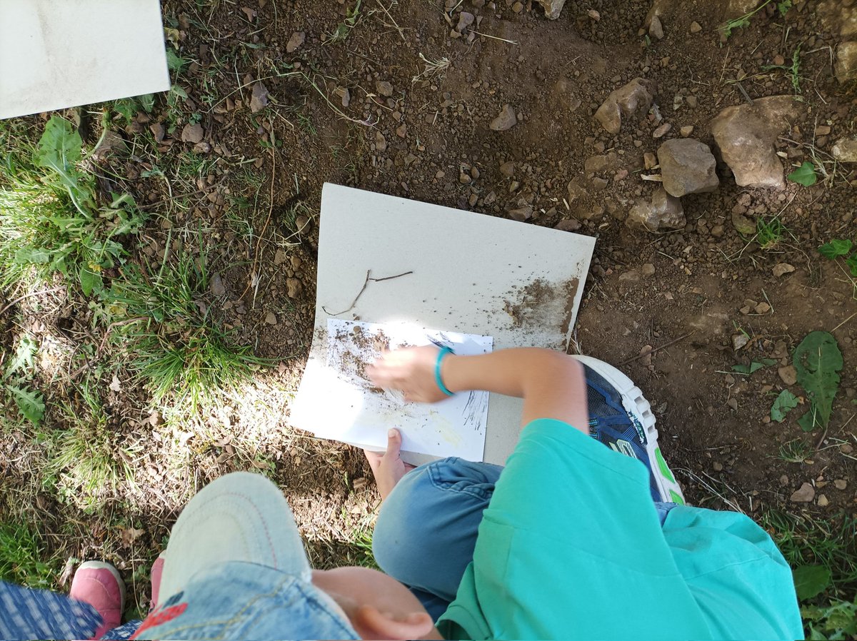 GS_Beruges's tweet photo. Ce matin, la maîtresse nous a lu l'album "Miss mouche" des Incorruptibles sous le noyer du jardin archéologique. Puis nous avons ramassé des éléments naturels que nous nous avons ensuite frottés sur une feuille blanche. Le résultat est très joli! 💖 https://t.co/Po3j6ITxSo