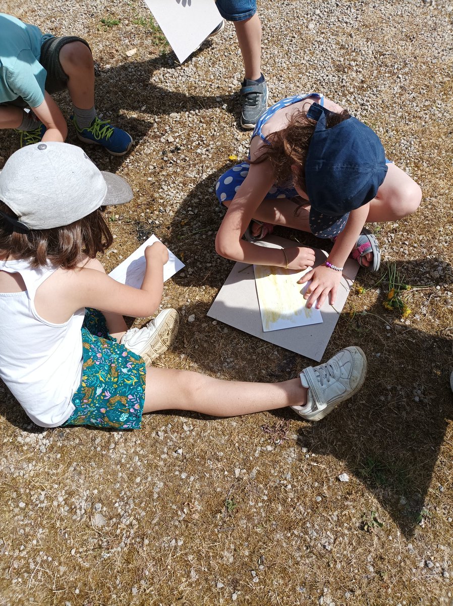 GS_Beruges's tweet photo. Ce matin, la maîtresse nous a lu l'album "Miss mouche" des Incorruptibles sous le noyer du jardin archéologique. Puis nous avons ramassé des éléments naturels que nous nous avons ensuite frottés sur une feuille blanche. Le résultat est très joli! 💖 https://t.co/Po3j6ITxSo
