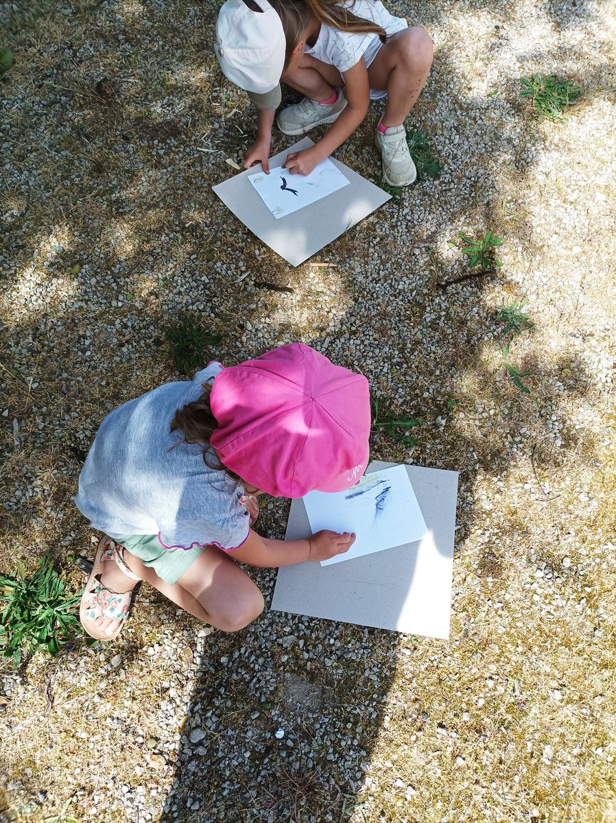 GS_Beruges's tweet photo. Ce matin, la maîtresse nous a lu l'album "Miss mouche" des Incorruptibles sous le noyer du jardin archéologique. Puis nous avons ramassé des éléments naturels que nous nous avons ensuite frottés sur une feuille blanche. Le résultat est très joli! 💖 https://t.co/Po3j6ITxSo