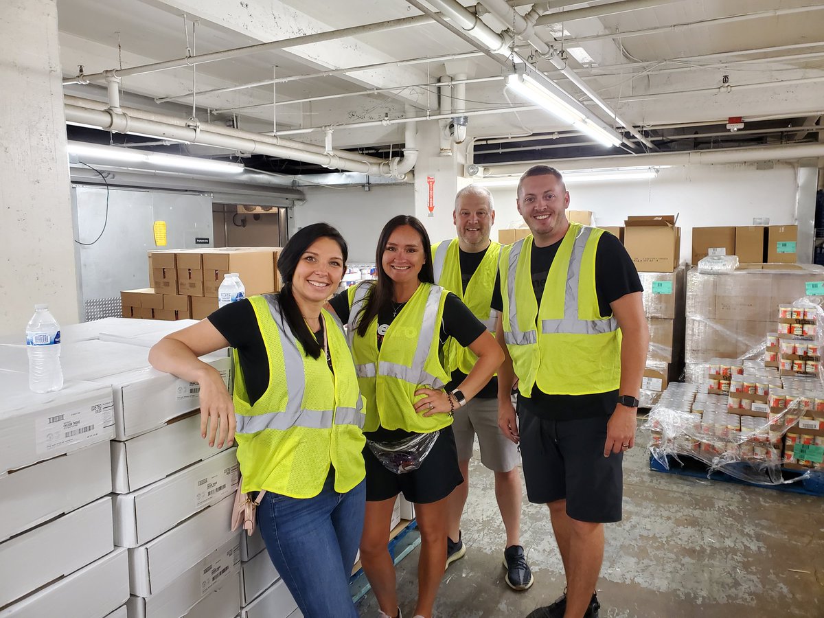 moturnercincy's tweet photo. Serving the under severed.  #giveback #team Prowse @Cprowse2345 @RachelPalcic @mikey_j_513 @WinstonAwadzi https://t.co/9YbpAryjGH