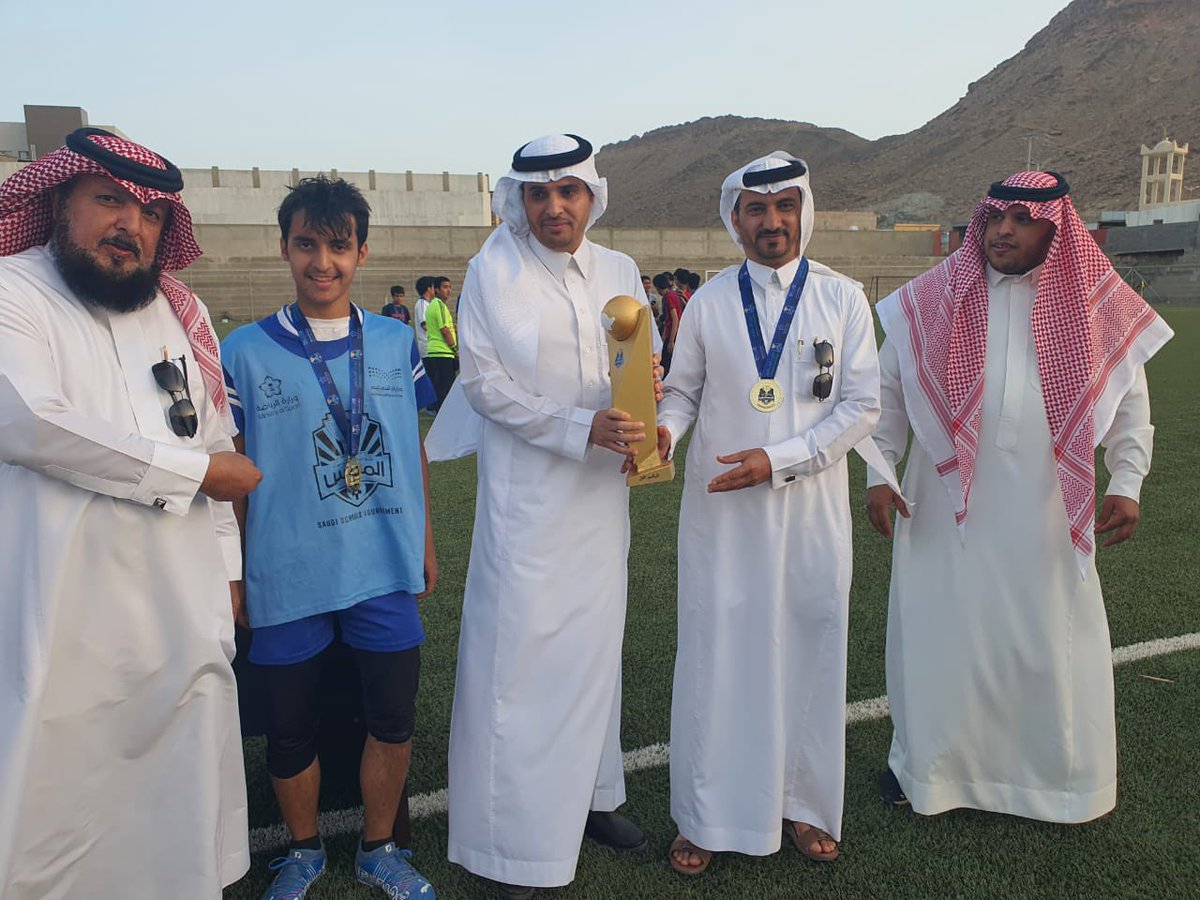 #دوري_المدارس 

الطالب سعيد موثل سعيد من ثانوية ابوبكر الصديق بالغايل يحصل على افضل لاعب في بطولة دوري المدارس بتعليم محافظة ظهران الجنوب للمرحلة الثانوية #تعليم_ظهران_الجنوب