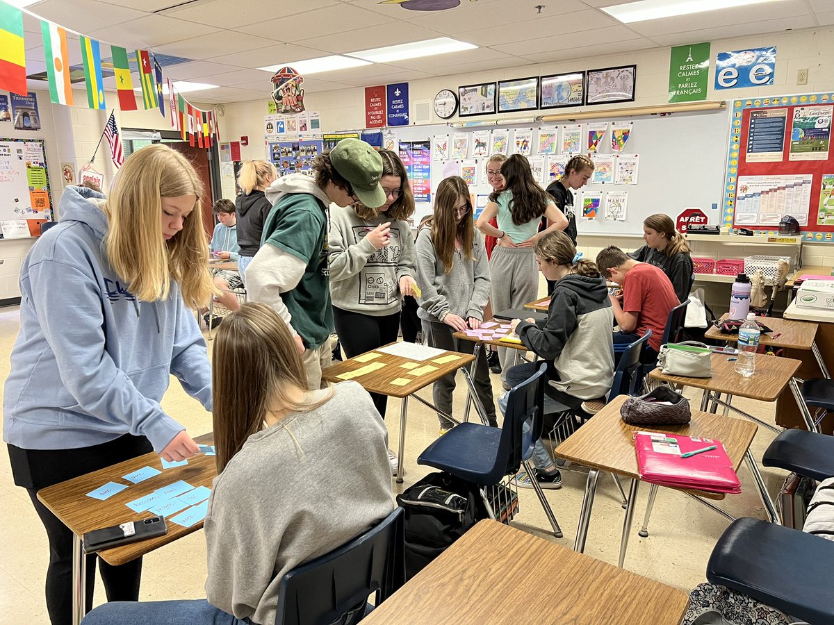 pjohnsonfox's tweet photo. Using manipulatives to practice reflexive verb commands in French 2. #LanguageLearning #MHSFrench @MHSIrvine @MuskegoNorwaySc @jprokop03 https://t.co/sKr9XQeYLd