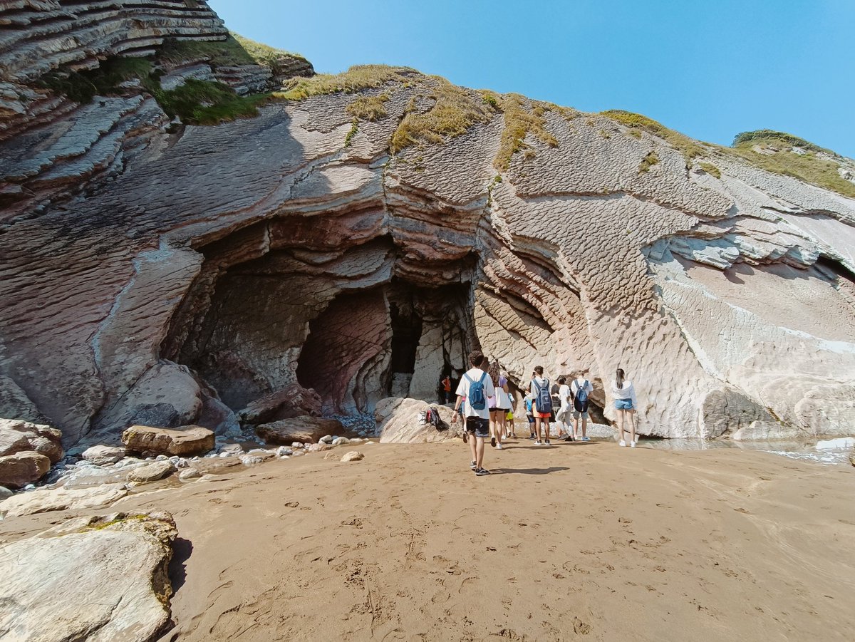 AlgorriZumaia's tweet photo. Karmengo Ama Herri Ikastetxea izan da goizean Zumaian. Ibilbidea: Interpretazio zentroa, Itzurun, San Telmo eta ezin hobe amaitzeko: Algorri harraldea. Hurrengo urterarte, gazteak!๐๐
#DBH #flysch #flyscha #Algorri #Zumaia #Geoparkea https://t.co/AC3ItPkjD1