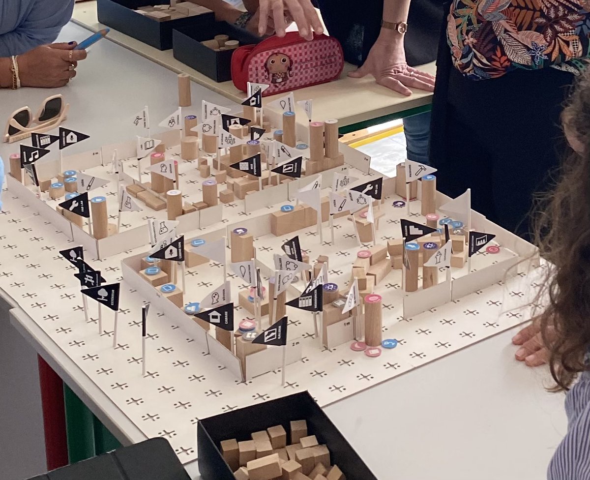 VincntDuf's tweet photo. Journée de formation au collège Daniel Argote pour la conception de notre futur espace Agora dédié aux travaux de groupe, à l’oral et aux médias. Un grand merci à l’équipe Canopé 64 pour sa pertinence dans l’utilisation de l’outil Archiclass. https://t.co/zeolEkrVuC
