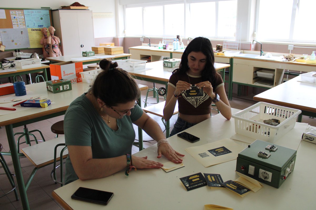 Nuestras compañeras preparando lass para el menú literario del medio día