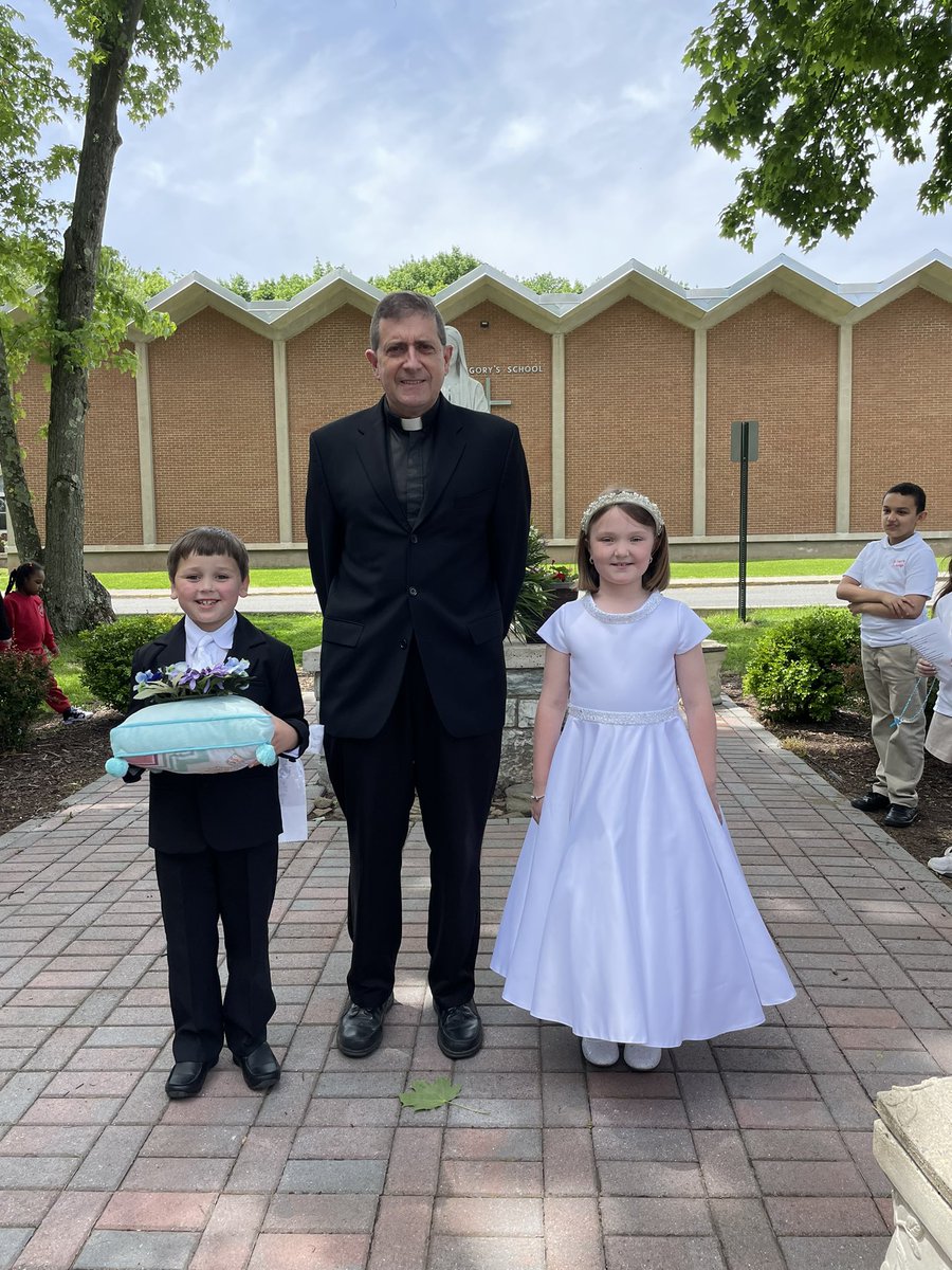 SGBschool's tweet photo. A special thanks to Sr. Diane and the second grade for leading The May Crowning. #may #maycrowning #sgbstrong #2ndgrade https://t.co/K7ZFKNXd4A