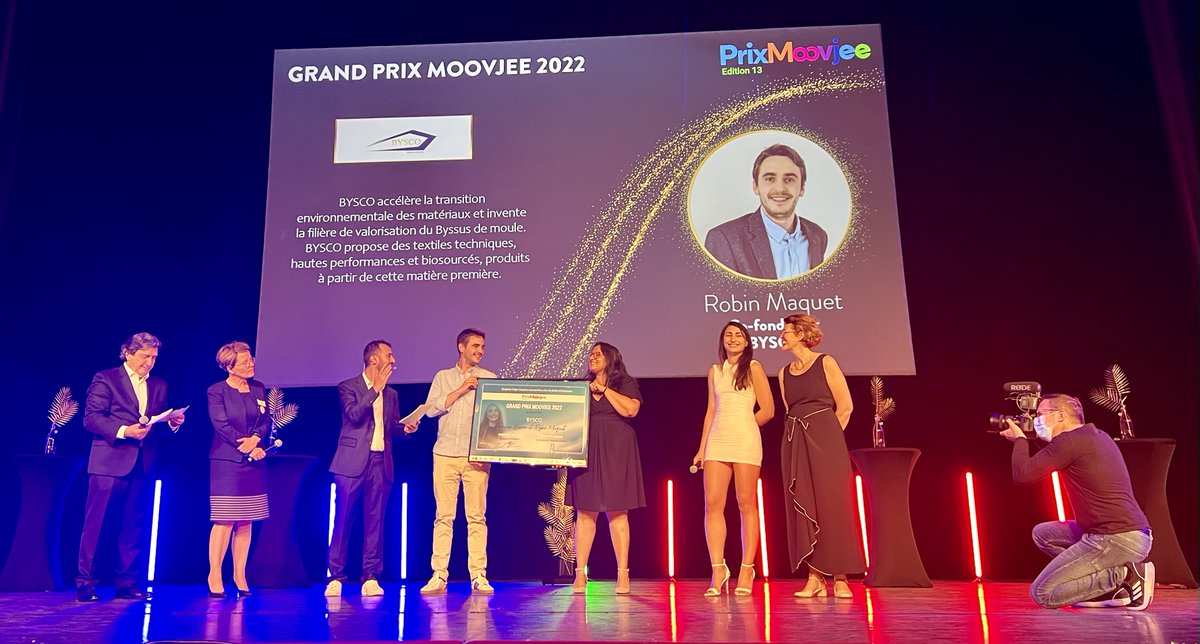 cic's tweet photo. 🏆 Et le gagnant du Grand #PrixMoovjee 2022 est… l'entreprise Bysco ! Son idée incroyable : utiliser le byssus de moule, la fibre qui permet au mollusque de se fixer aux rochers 🌊 Ce déchet valorisé devient un textile technique biosourcé, pour fabriquer des sièges par exemple. https://t.co/fPDHELlfQj