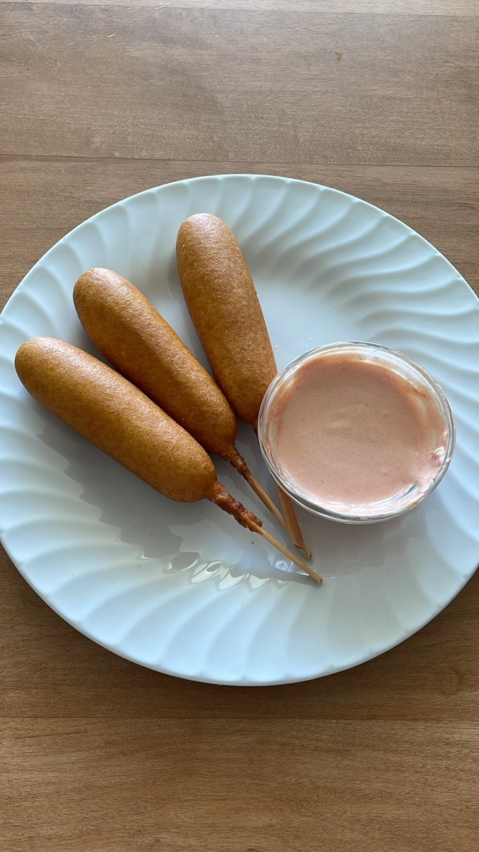 zsheppp's tweet photo. BREAKING NEWS: corn dogs https://t.co/mMxGDSdCWc