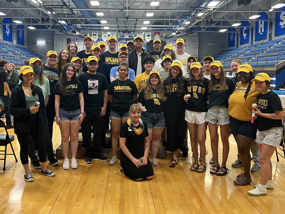 CHS_Indians's tweet photo. Future Griffons!! @MissouriWestern #idecided #decisionday #classof2022 https://t.co/MtFhCesLZz