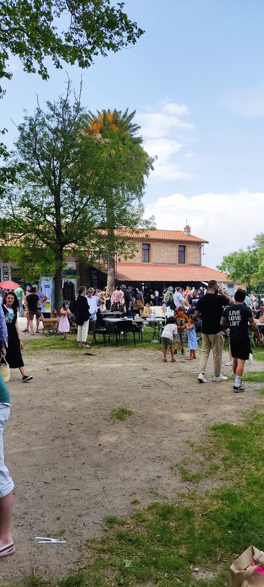 Gran fira de vins catalans, Nord i Sud agermanats com cal, compartint una copa de vi!! 
Al saló Indigènes, per molts anys i ampolles!!