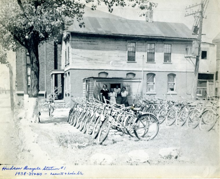 chipublib's tweet photo. Chicago has always been a biking city! View photos from CPL's Special Collections and read more about Chicago’s long love affair with bikes: https://t.co/81kfItA1ZH

Photo: Hudson family bike rental station on the corner of Leavitt and Lake, 1938-1940. https://t.co/BCc5Nc8Het