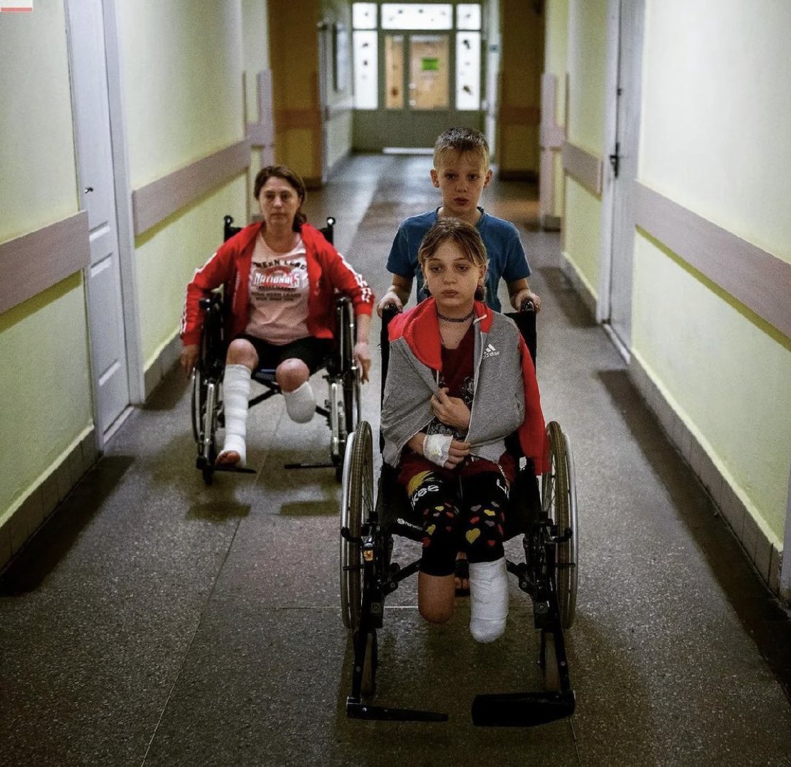 BogdanaUkraine's tweet photo. This is a family from Ukraine who tried to get on the evacuation train in the city of Kramatorsk.  But the Russian rocket fell right on the train station with people.  Why? For what?  What did the children do wrong?You can buy my NFT and so together we can somehow help😔🇺🇦
#nft https://t.co/JDZXxMp8KX