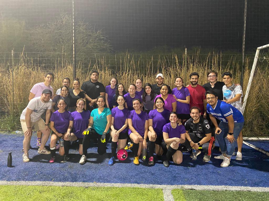 sofiagarzaf's tweet photo. van nuestros amigos, familia, novios, etc de porra y se pone bien padre y nos divertimos un buen👍🏻 cada semana espero a que sea día de partido para verlas y valer madre juntas🤣👍🏻 adjunto foto de nosotras con nuestra porra de ayer, saludos👵 https://t.co/KD9wsAVowy