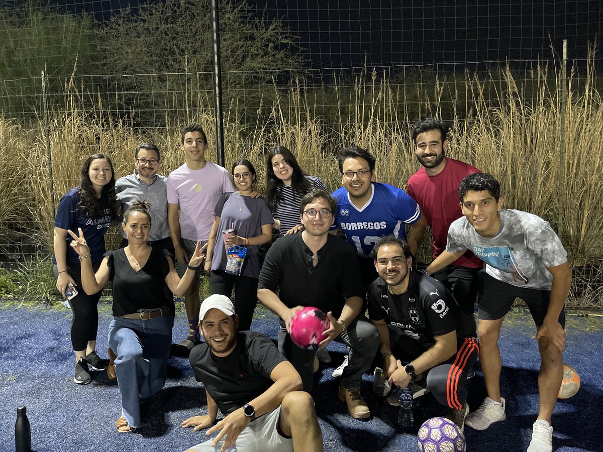 sofiagarzaf's tweet photo. van nuestros amigos, familia, novios, etc de porra y se pone bien padre y nos divertimos un buen👍🏻 cada semana espero a que sea día de partido para verlas y valer madre juntas🤣👍🏻 adjunto foto de nosotras con nuestra porra de ayer, saludos👵 https://t.co/KD9wsAVowy