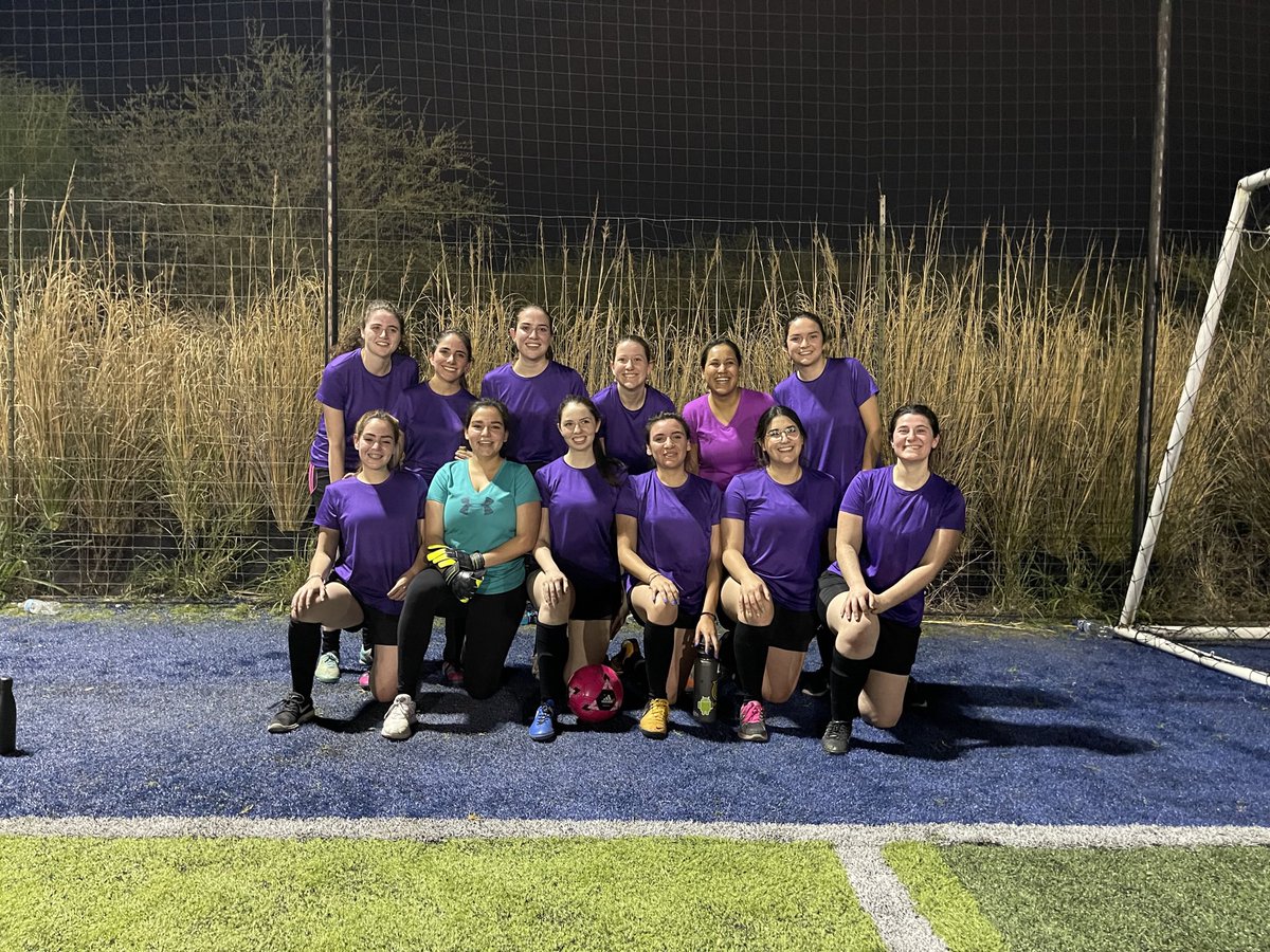 sofiagarzaf's tweet photo. van nuestros amigos, familia, novios, etc de porra y se pone bien padre y nos divertimos un buen👍🏻 cada semana espero a que sea día de partido para verlas y valer madre juntas🤣👍🏻 adjunto foto de nosotras con nuestra porra de ayer, saludos👵 https://t.co/KD9wsAVowy