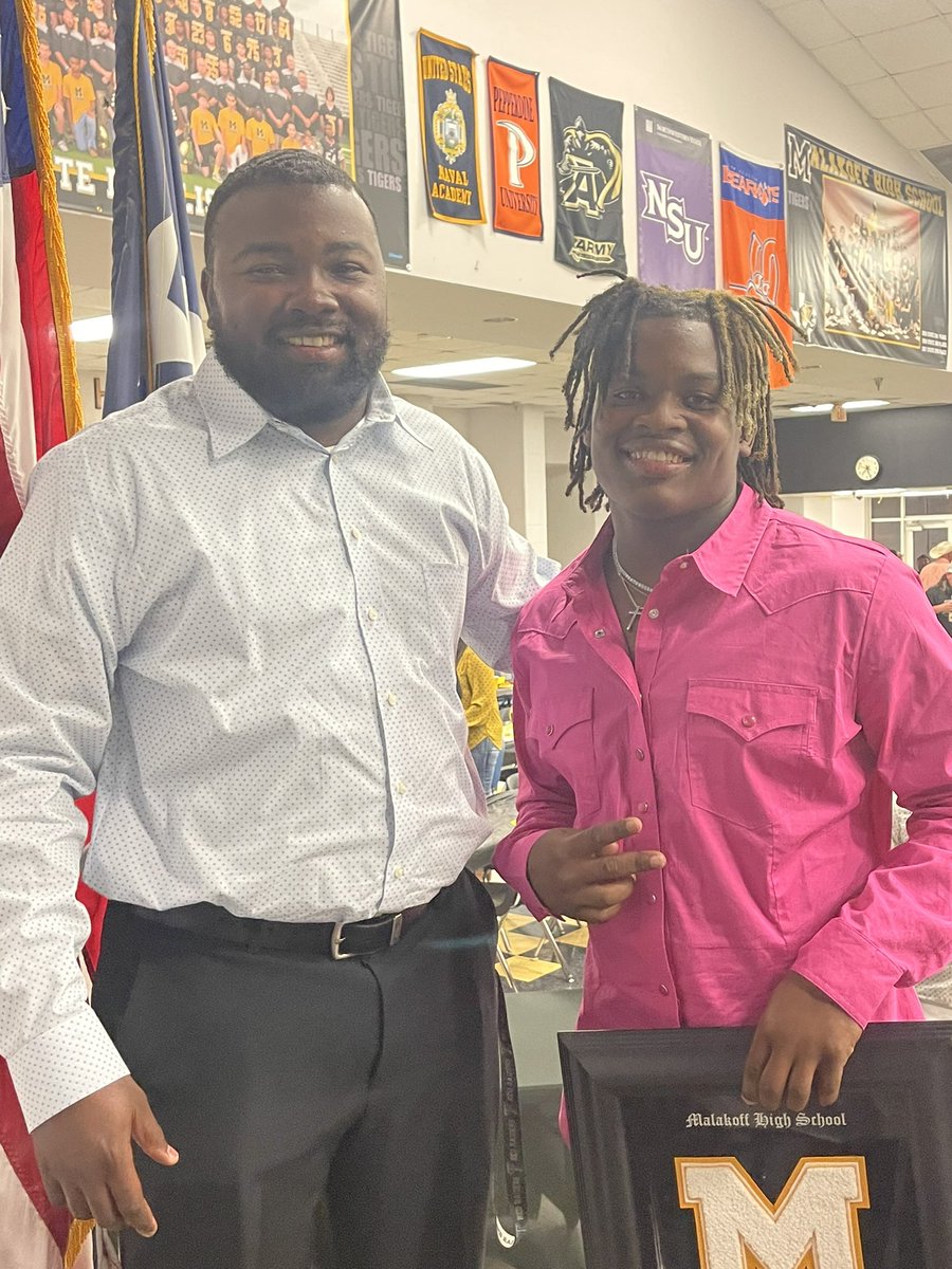 coachsayles's tweet photo. Wish we had another year with this kid! Destined for great things DK! Go be great 10! @DkRose17 https://t.co/9Ad2iPgx7D