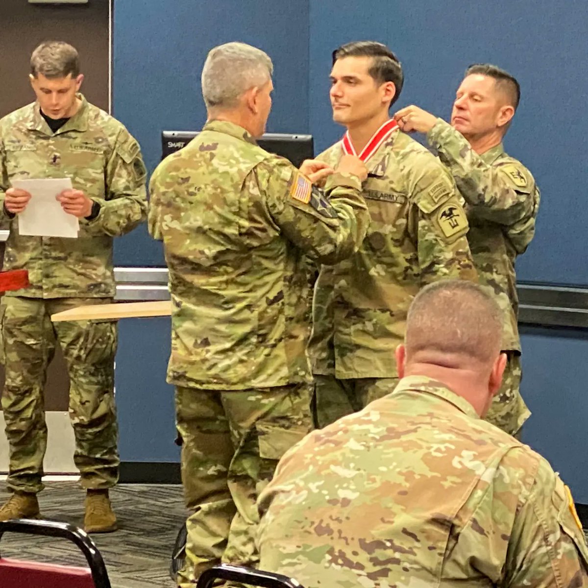 On 12 May RCSM Brennan attended the award ceremony of SFC VanAlstyne who was awarded the Bronze de Fleury the MSM and the Military Outstanding Volunteer Service medal.  SFC VanAlstyne was an instructor at  @Official_Sapper

📷 SGT Macaela Perry. 
#SelflessService 
#ArmyLeadership
