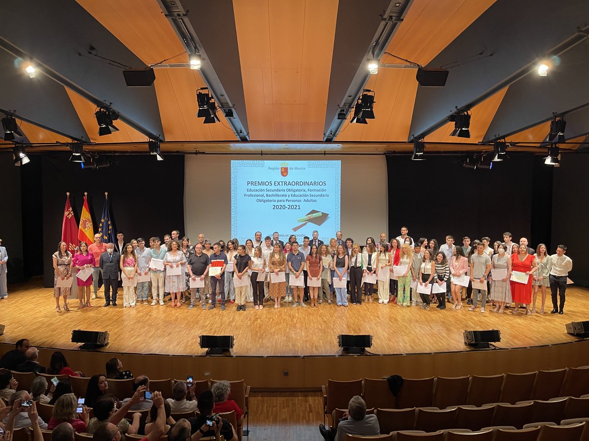 🏆Felicidades a todos los galardonados en los #Premios extraordinarios de #ESO, #Bachiller, #FP y #Educación de Adultos 🚀

👏🏻 Sois un ejemplo de esfuerzo, compromiso y superación.