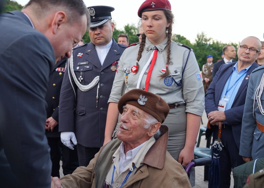 Kombatanci's tweet photo. W tym symbolicznym dla każdego 🇵🇱 żołnierza miejscu minister obrony narodowej @mblaszczak uhonorował Weteranów #2Korpus. Medalem Wojska Polskiego odznaczony został ppłk O.Hulacki. Złoty medal za zasługi dla obronności kraju otrzymali zaś M.Bajda, kpt. W.Dąbrowski i L.Piesowocki. https://t.co/H5GHh14l7n