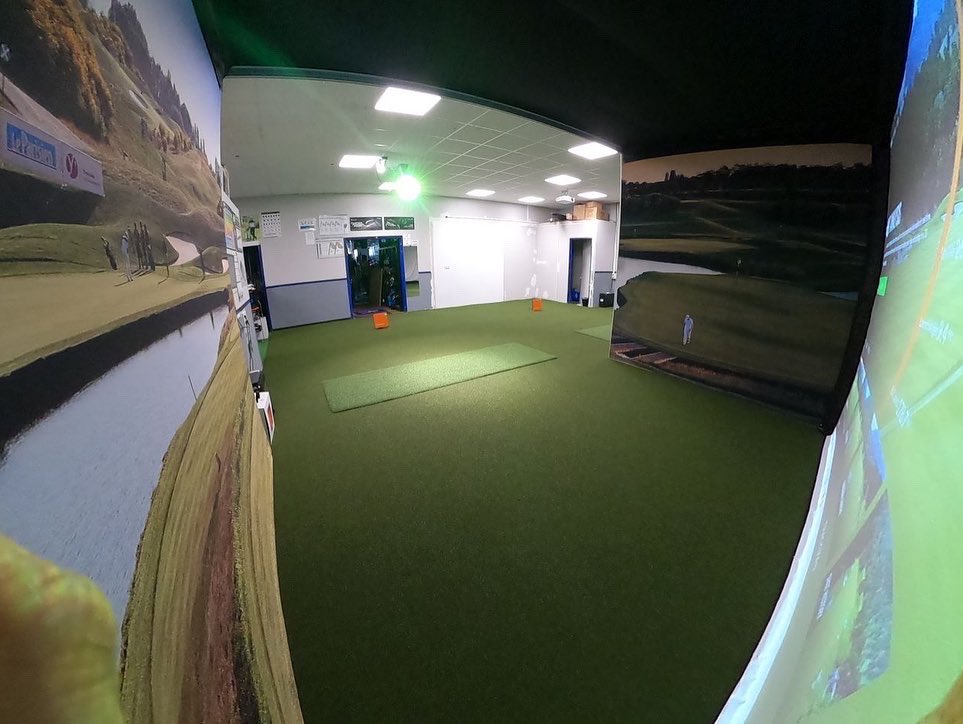 nxt69's tweet image. On l'aime tellement notre @legolfnational que nous l'avons intégré sur les imprimés d'une double cage @TrackManGolf. Nous n'avons plus qu'à démarrer le logiciel Virtual golf pour jouer le 18 trou de l'Albatros. #golfsimulator @AddOnGolf