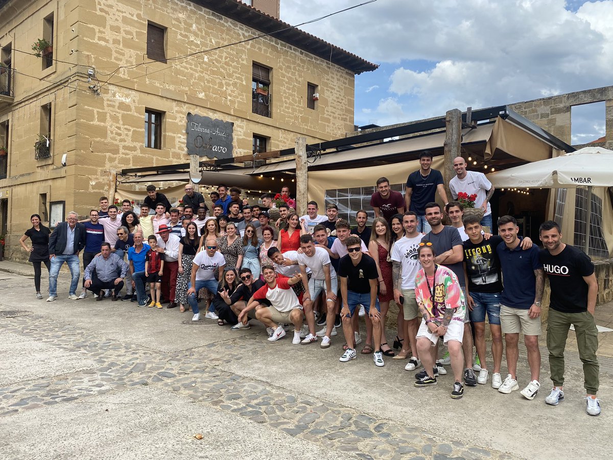 CDMirandes's tweet photo. 📸 La familia del #CDMirandés ha disfrutado de la habitual comida de la temporada en el Restaurante Ochavo de Sajazarra.

¡Gracias por la hospitalidad! ❤️🖤 https://t.co/MzJe6LraU9