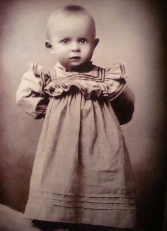 #NieMaLepszegoOdJanaPawłaII
To małe dziecko zastając w przyszłości papieżem rozmontowało komunizm. 102. lata temu urodził się niezwykły człowiek Karol Wojtyła