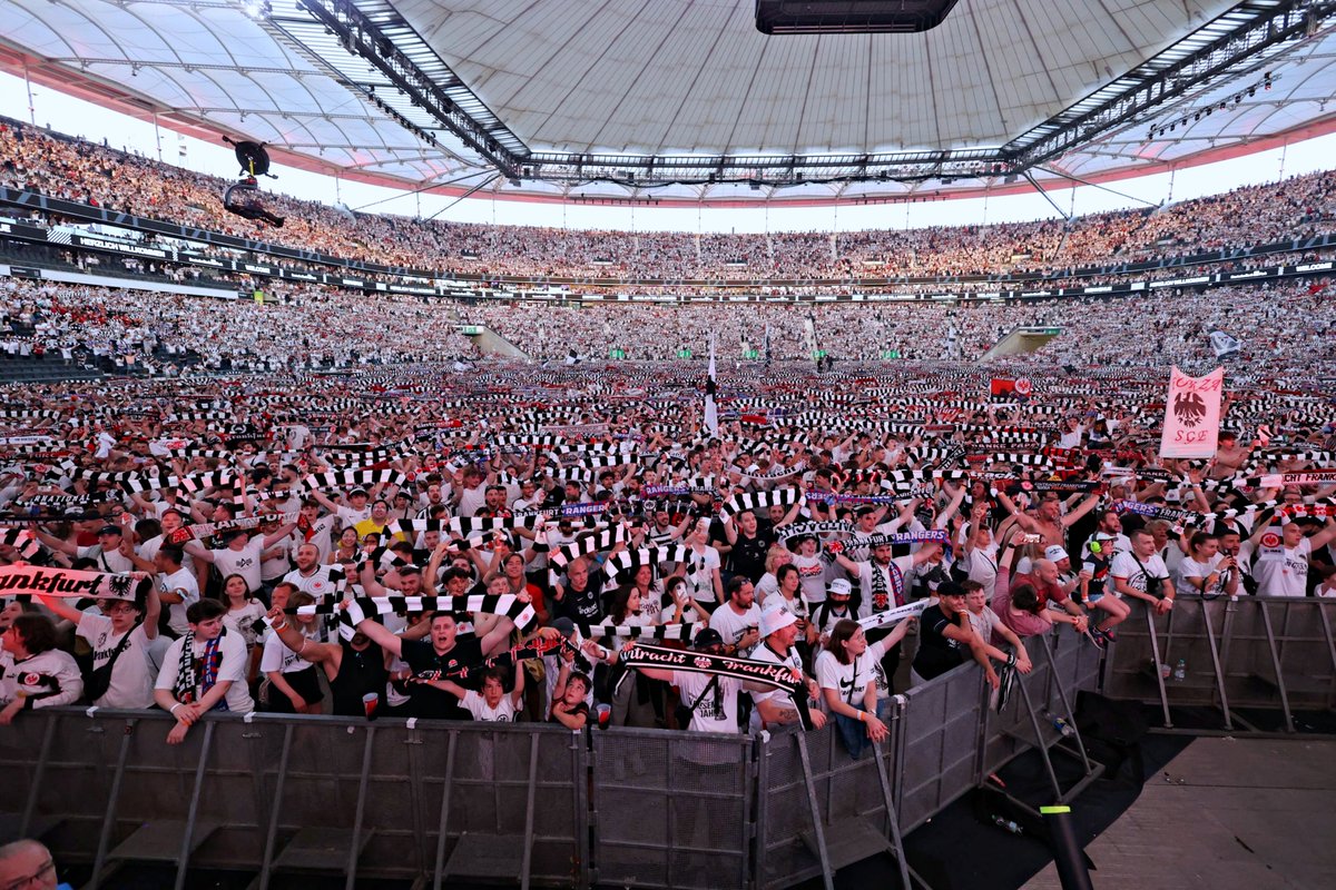 Frankfurt abriu o seu estádio para os adeptos que não foram a Sevilha ver a #UELfinal e eles corresponderam 😲