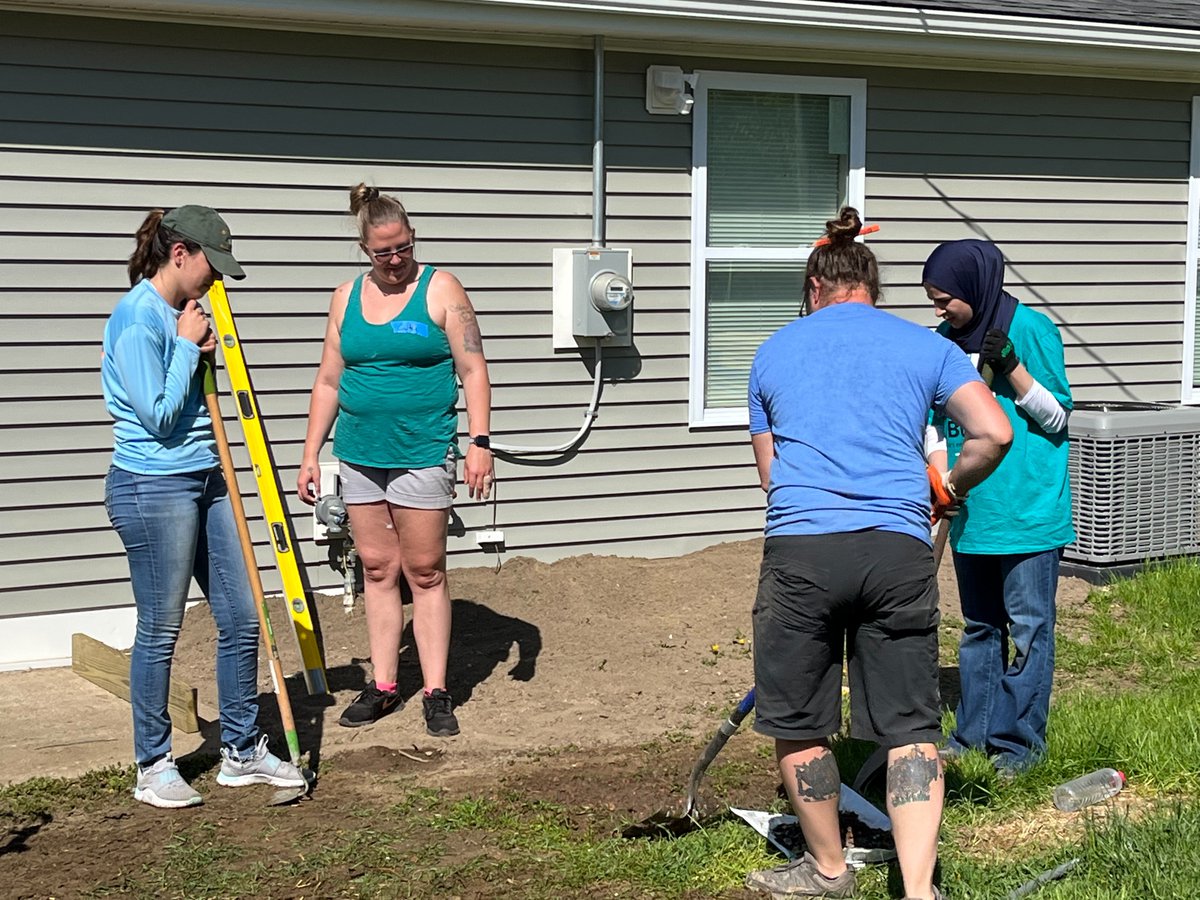 H4HHuronValley's tweet photo. For years, Delux Drapery and Shade has donated countless volunteer hours and has donated to help five women find homeownership with us. Thanks to Steve and everyone at Delux for helping us put the final touches on homes year after year! #WomenBuildWednesday #HabitatPartners https://t.co/vo2yPnkL1I