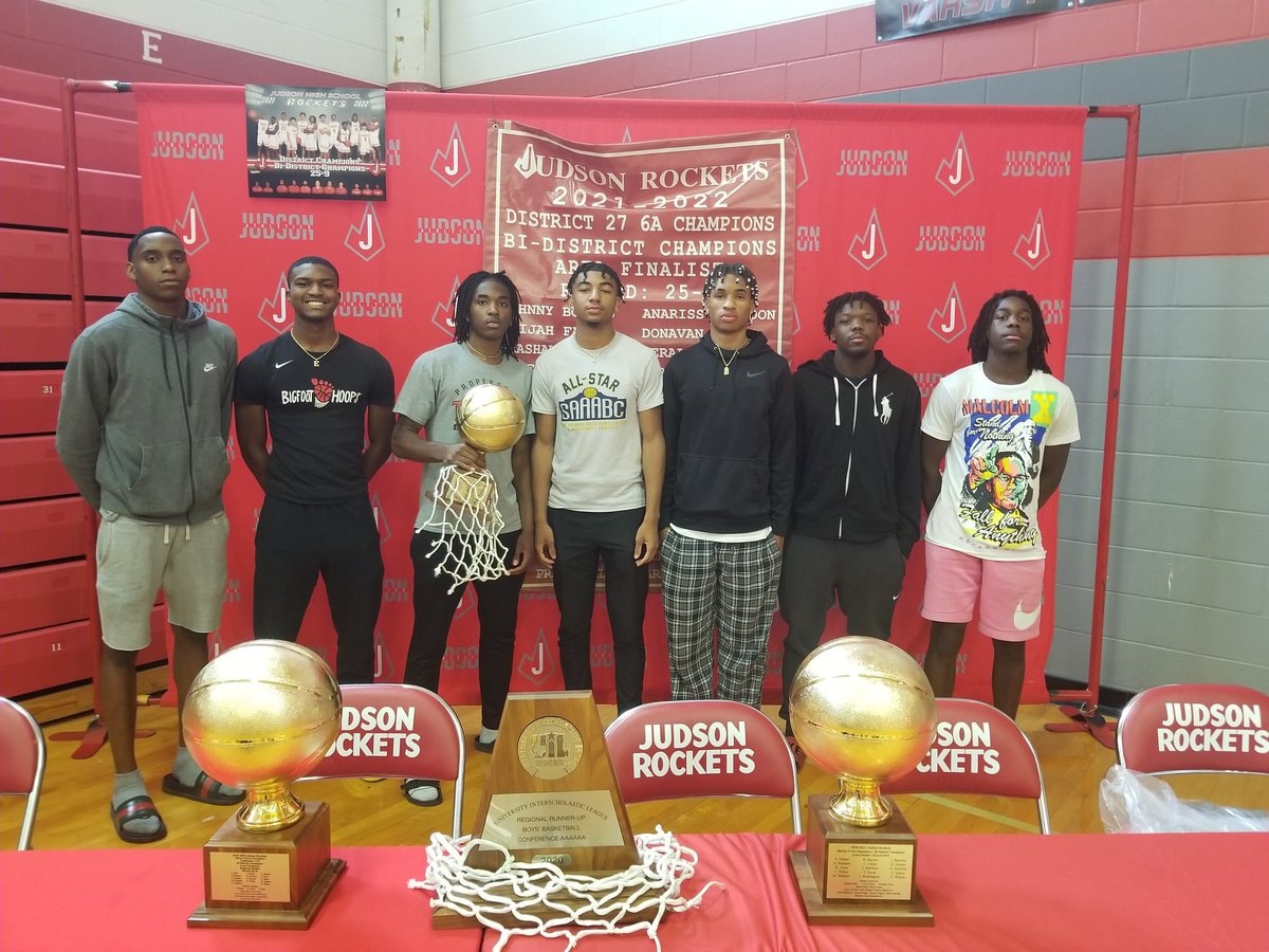 JudsonHoops1's tweet photo. Senior Recognition luncheon for 7 young men that will be missed. 3 straight Championships leaves a nice goal for next years class. #rocketpride #ProtectTheBrand @JISD_ATHLETICS @thefuelonline @AlamoCityHoops1 https://t.co/zae4IEw8he