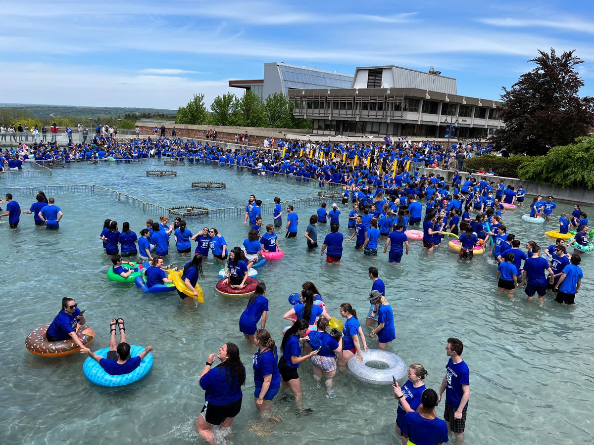 IthacaCollege's tweet photo. @IthacaCollege #SeniorSplash "Fountaincam" replay:
https://t.co/NozupuYueM
#ICGrads #IthacaCollege @ICAlumni https://t.co/lgPNdNy1L3