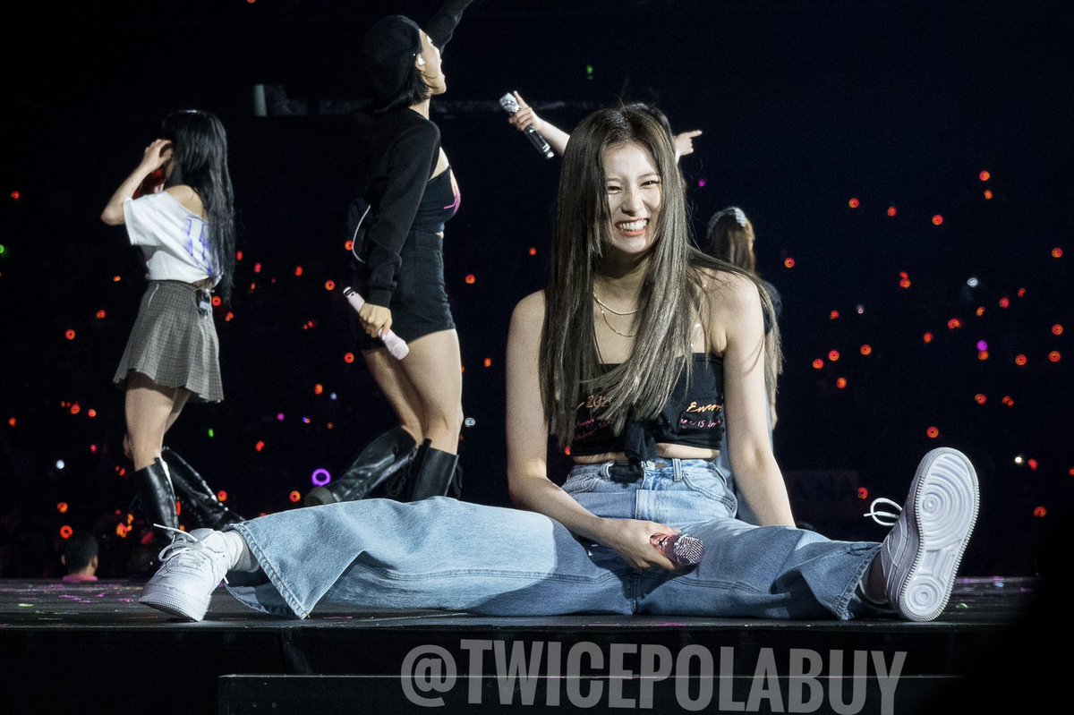twicepolabuy's tweet photo. Sana gets challenged to dance battle by @Aaron_Marquee #SANA #TWICE_4TH_WORLD_TOUR_ENCORE #TWICE_4TH_WORLD_TOUR_ENCORE_DAY2 https://t.co/tPaS3oHcJc