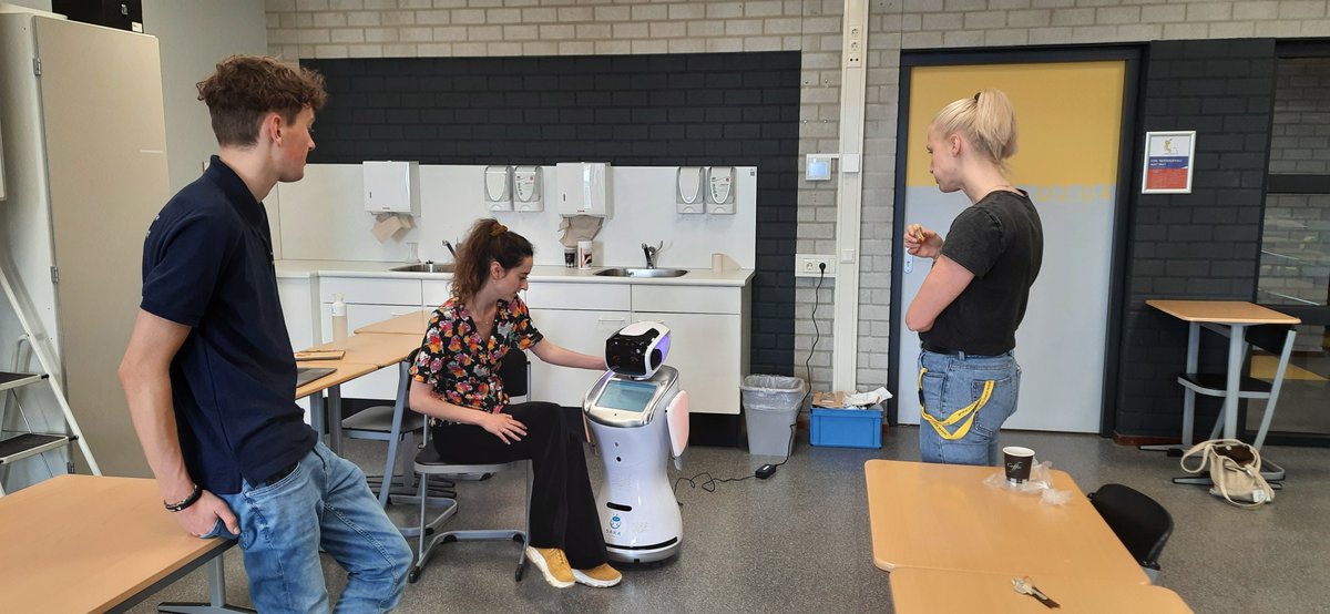 Fort_Jeanette's tweet photo. @Alfacollege Hoogeveen heeft vanmiddag als eerste ROC @RoboticsSara in gebruik genomen. Goede uitleg @Annabella. Voor de teams HZW, zorg/verpleegkunde, maatschappelijk zorg een meerwaarde SARA te integreren in het curriculum. Technologie in de zorg.  #robotica #cocreatie https://t.co/Abb8dScMj0