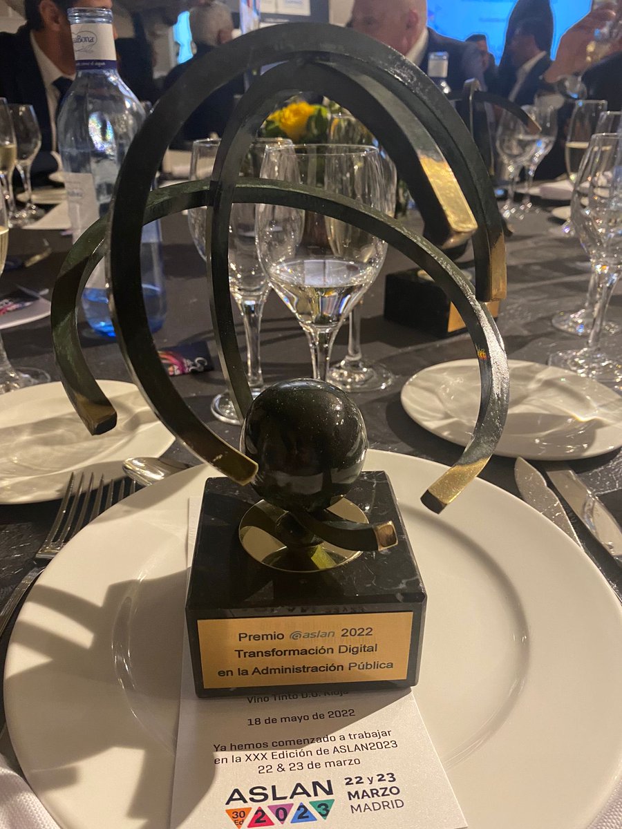 La <a href="/urjc/">URJC</a> premio <a href="/aslan/">ahmet</a> de #TransformacionDigital de las administraciones públicas en la categoría de educación por la digitalización de nuestras aulas. Y por segundo año consecutivo! Un reconocimiento increíble al gran trabajo que hacemos todos en la <a href="/urjc/">URJC</a> <a href="/URJConline/">CIED URJC</a> <a href="/ticurjc/">ticurjc</a>