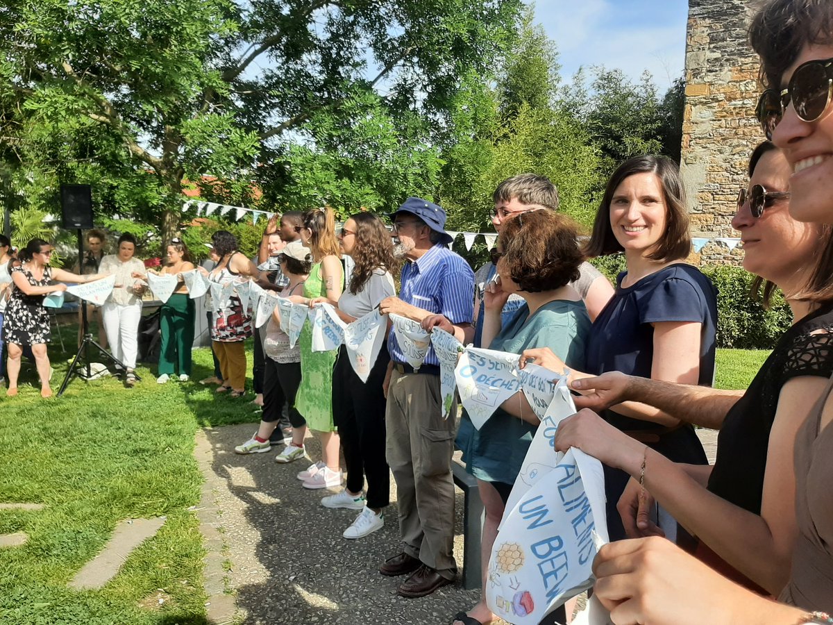 isa_petiot's tweet photo. Bravo à @ZeroDechetLyon et Mouvement de Palier pour ce lancement d'un quartier #ZeroDechet a Valmy. Un bel élan collectif qui représente un idéal de société 🌱🌍. #ObjectifZeroDechet https://t.co/FG4tnXwdbi