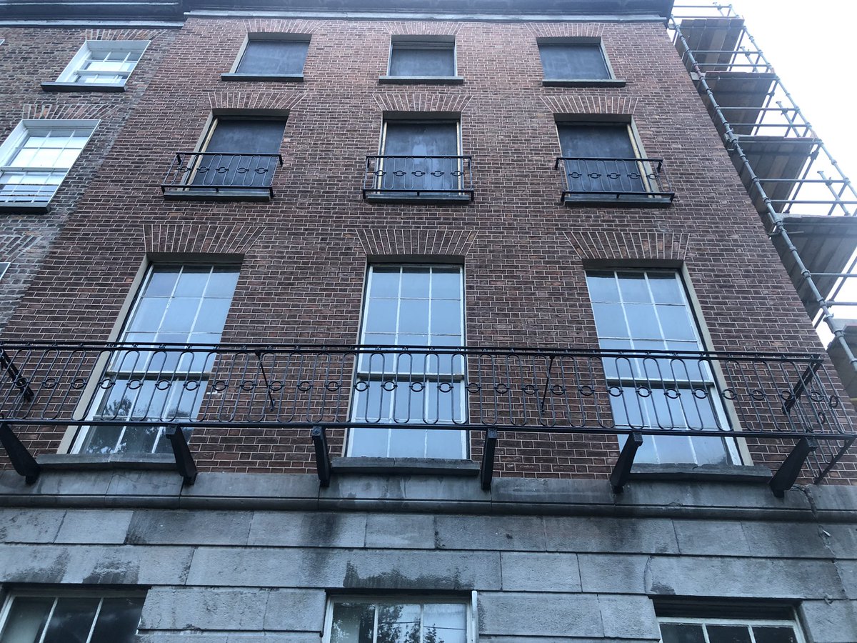 moranjohna1's tweet photo. It’s up! Back close to its original form and grandeur with a little 21st century addition to make sure it will be safe again for decades to come. Well done to Joe Carey of Thomondgate for the craftsmanship and love he gave to the restoration job! #limerickedge #georgianlimerick https://t.co/5XVKbwcNsm