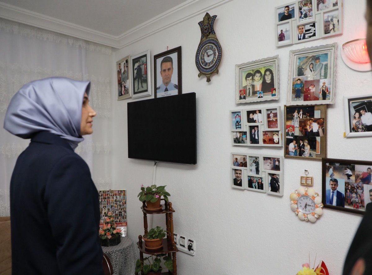kanal3haber's tweet photo. #haber Vali Kübra Güran Yiğitbaşı, ilk ziyaretini Sandıklı'da yaşayan şehit Yaşar Özlem’in annesi Keziban Koç’a yaptı. Şehit annesi ile sohbet eden Vali @kubrayigitbasi  “Sizlerin duası ve desteği bana en büyük güç olacaktır”dedi.

#afyon #vali #sondakika #afyonkarahisar https://t.co/lD0D6xwXtz