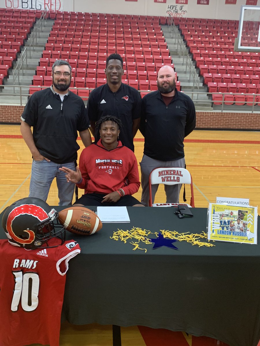 landonr55317131's tweet photo. OFFICIALLY SIGNED!! @WBUFootball 🔵🟡 https://t.co/YFw3v09a6l