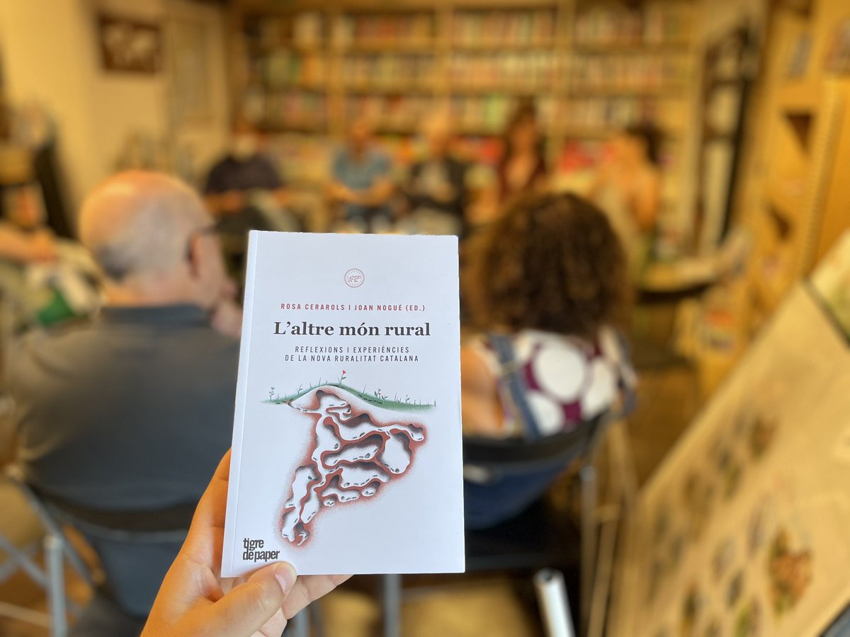 Aquesta tarda una conversa agradable i potent que hauria pogut durar dies. A <a href="/MuntanyaLlibres/">Muntanya de Llibres</a> #Vic, presentació de “L’ALTRE MÓN RURAL” <a href="/TigrePaper/">Tigre de Paper</a> amb repartiment de luxe: <a href="/AriadnaTremo/">Ariadna Tremoleda</a>, <a href="/soclarinxols/">larínxols</a>, Joan Nogué, Jordi de San Eugenio i <a href="/xavierginesta/">Xavier Ginesta 🎗</a> #Llegirensfaméslliures