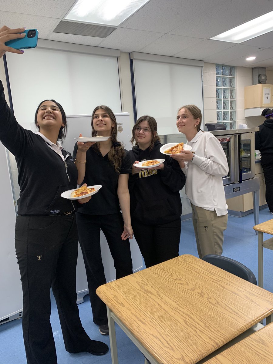 Pizza Day in Baking Club! <a href="/HolyTrinityOak/">Holy Trinity CSS</a> <a href="/HCDSB/">Halton Catholic DSB</a>  #pizzaparty 🍕😋❤️