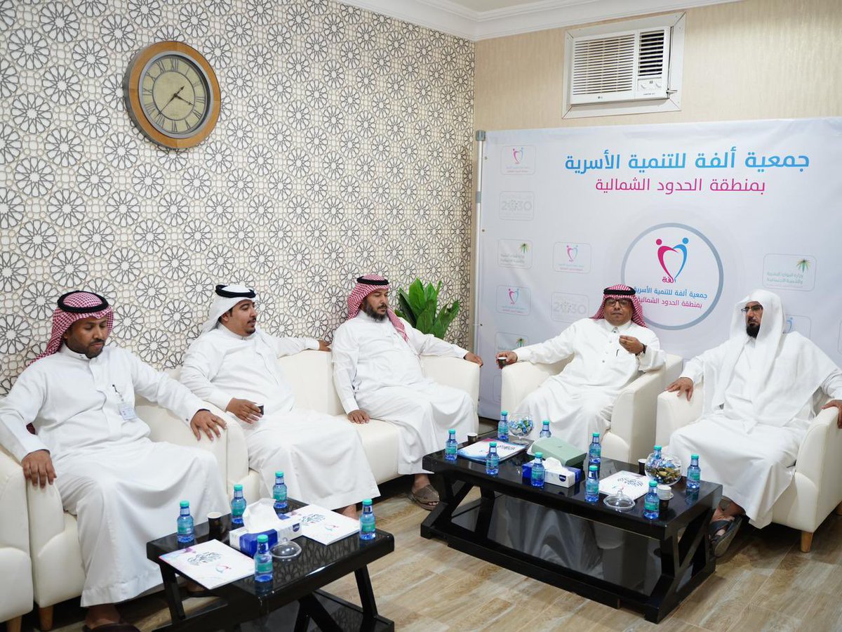 EalamNorth's tweet photo. 📸| زار رئيس مجلس الإدارة وعدد من أعضاء المجلس والمدير التنفيذي جمعية ألفة للتنمية الأسرية @olfah_arar حيث كان في استقبالهم رئيس جمعية ألفة د.عايد بن عبيد العنزي ونائبه أ.زيد مطلق وعدد من الأعضاء.
وتجوّل الزملاء في أقسام الجمعية وتم بحث أوجه العلاقة ووضع بنود لإتفاقية شراكة قادمة https://t.co/pTJZvgPvjn