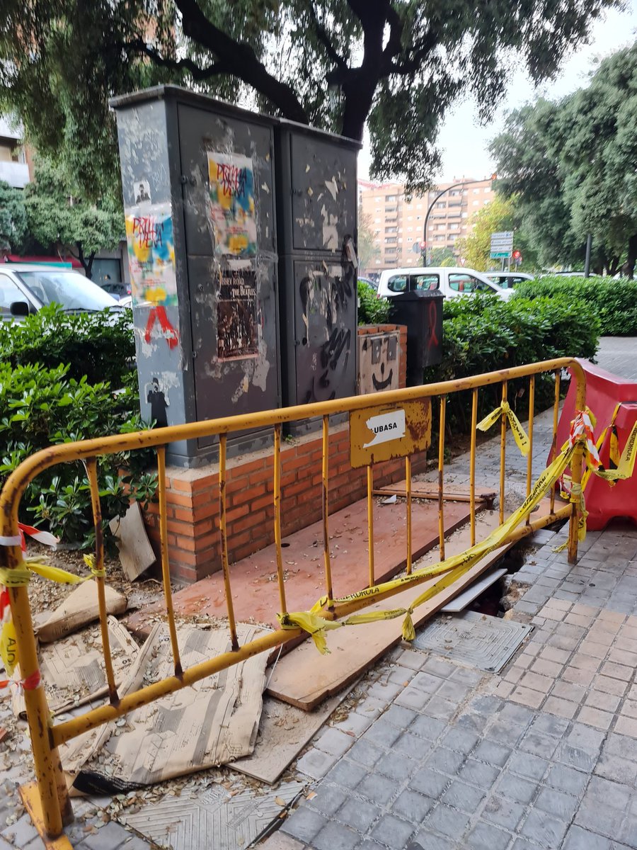 bermejova's tweet photo. @AjuntamentVLC ¿para cuándo pretendéis arreglar esto? Desde Enero así.... #sanmarcelino #valencia #losolvidados https://t.co/38COrFJqDz