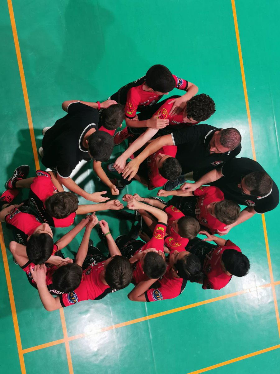 Comenzamos nuestra participación en el campeonato de España infantil masculino. Hoy dos partidos y dos victorias. Mañana nos jugamos ser primeros de grupo. #condequintonuncaserinde <a href="/FAVB_/">FAVB</a> <a href="/SEVILLA_FAVB/">Delegación Sevillana de Voleibol-FAVB</a> <a href="/aytodoshermanas/">Ayuntamiento de Dos Hermanas</a>  <a href="/deportesDDS/">Deportes Sevilla</a> <a href="/2hermanasinfo/">Dos Hermanas Info 🗞💻</a> <a href="/RFEVB/">Real Federación Española de Voleibol</a>