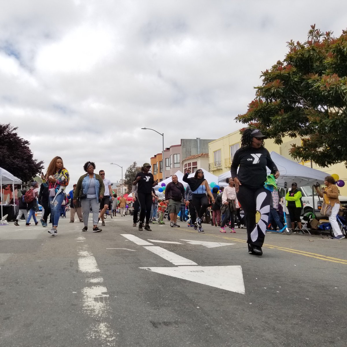 SundayStreets's tweet image. Join @BayviewYMCA for Healthy Kids Day this Sunday! Get the kiddos active with a jumbo bounce house, bike classes for kids &amp;amp; movement classes 🚲💜🎶

🗓 Sunday, May 22nd
🕚 11AM-4PM
📍 Revere btw Lane &amp;amp; Keith
🔗 sundaystreetssf.com/bayview
~~
🎨💚 poster artwork by @breenache