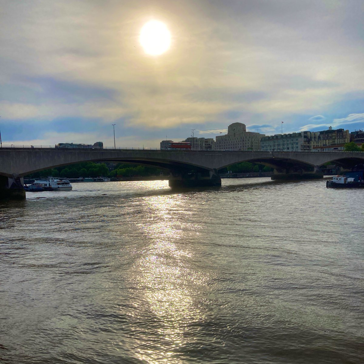 1SeanMac's tweet photo. Great day in London-first in room audition for 2 odd years ( stating the obvious ! ) but still get a buzz and a thrill from it all - adrenaline levels were screaming but held it together! And then a swift drink on a very busy buzzing. #Southbank #London #hididdlydee π https://t.co/esCIm7DdbY