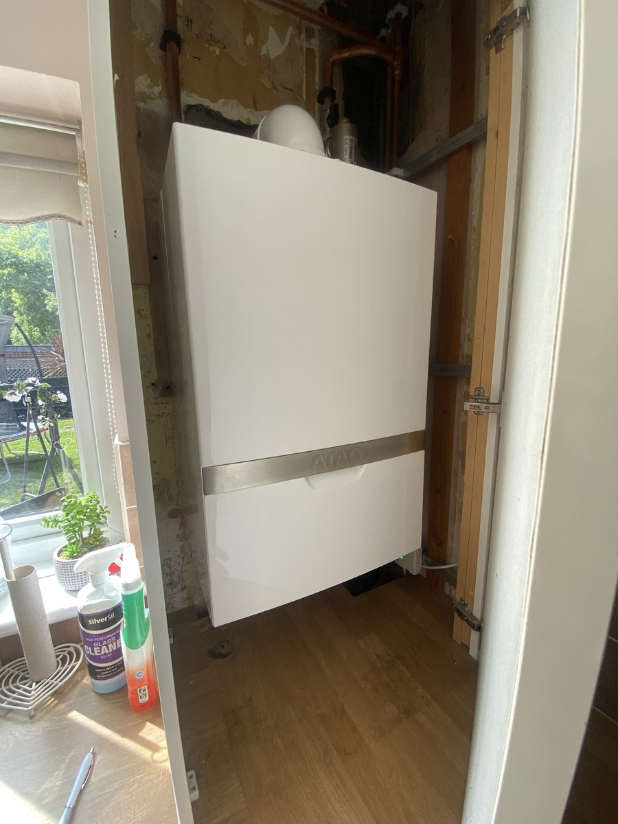 DavisGasltd's tweet photo. @atagheating Combi combi change. Was a squeeze and created more work for myself cutting it all back!!! Full @thoroughflush and #opentherm @EPHcontrols. #notmymakinggood #triedmybest @walravenUK @UKTalon @ATAG_Ian https://t.co/02WIeYhadB