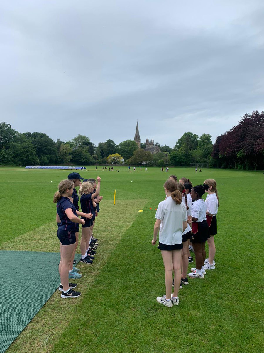Thank you to <a href="/MonGirlsSport/">MonGirlsSport</a> and @MonBoysSport for some excellent U10 and U11 Cricket fixtures this afternoon #cslsport